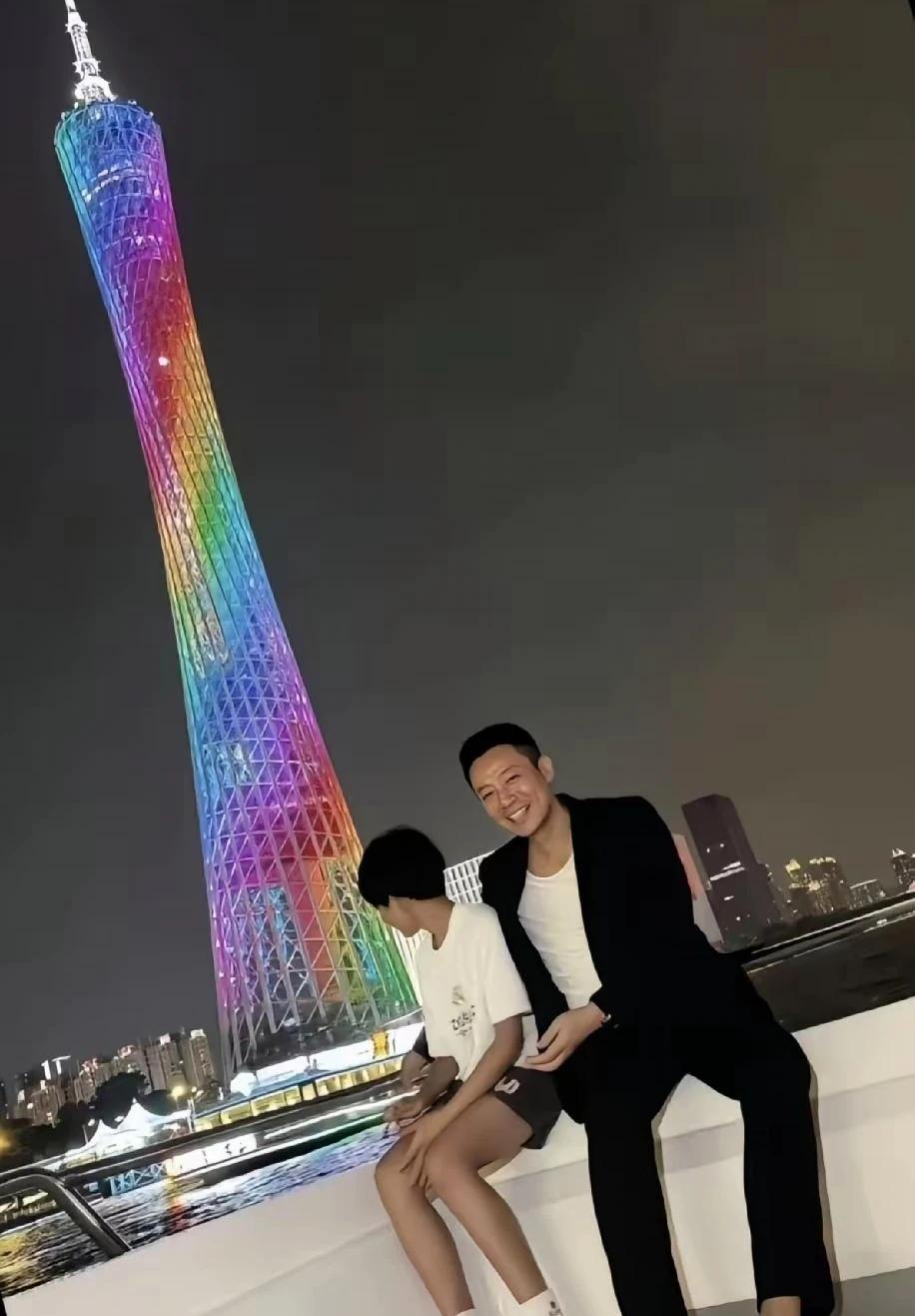 亲爸在，孩子肯定跟亲爸，还能跟别人吗？亲爸和奶奶不带，就只有后妈家带了。两老全力