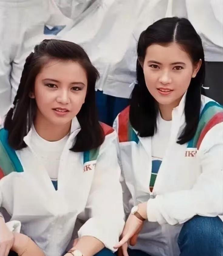 1984年的合影里，19岁的曾华倩笑起来甜滋滋的，特别灵动；21岁的蓝洁瑛则是冷