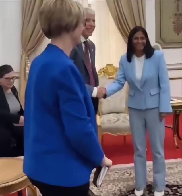 美国能源部长最近确实官宣了：允许中国继续购买委内瑞拉石油，但加了两个硬条件——不