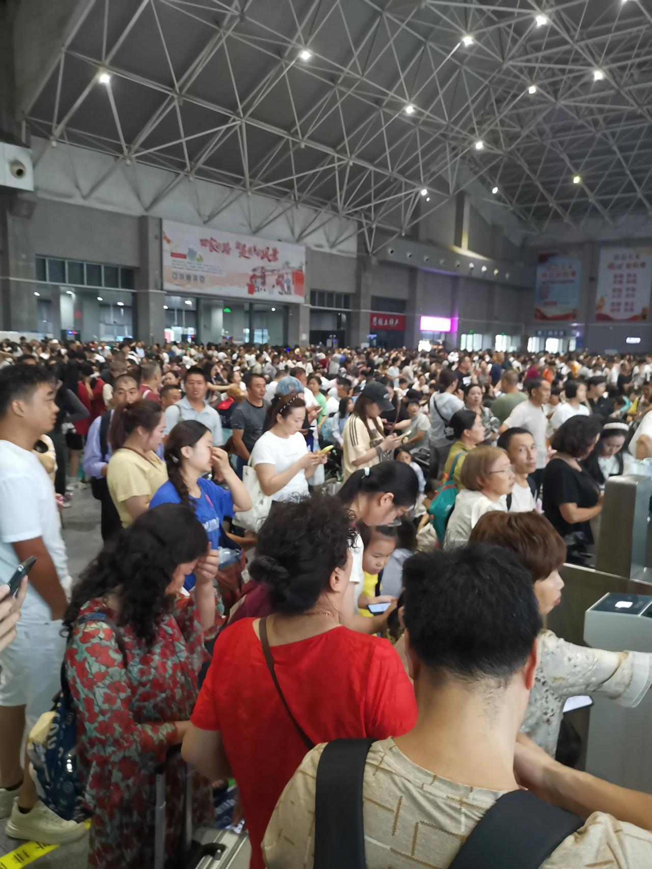 暴雨，延迟旅行大军步伐恩施，从前热度很高的小城市，由于暴雨，导致近十趟列车晚
