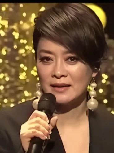 毛阿敏现状：人甜歌美依旧，偶显岁月痕迹提起毛阿敏，几代人的耳畔总会响起《渴望