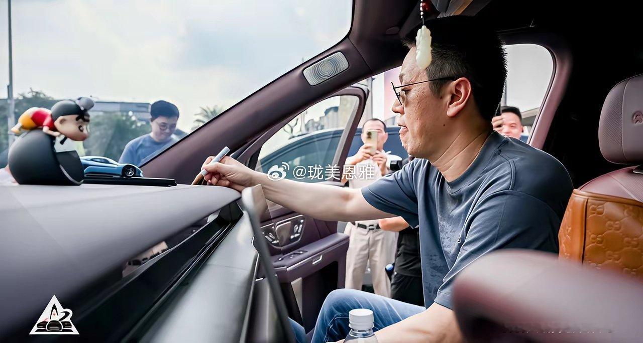 斌哥在我车上签名啦！下一步想想如何保存好​​​