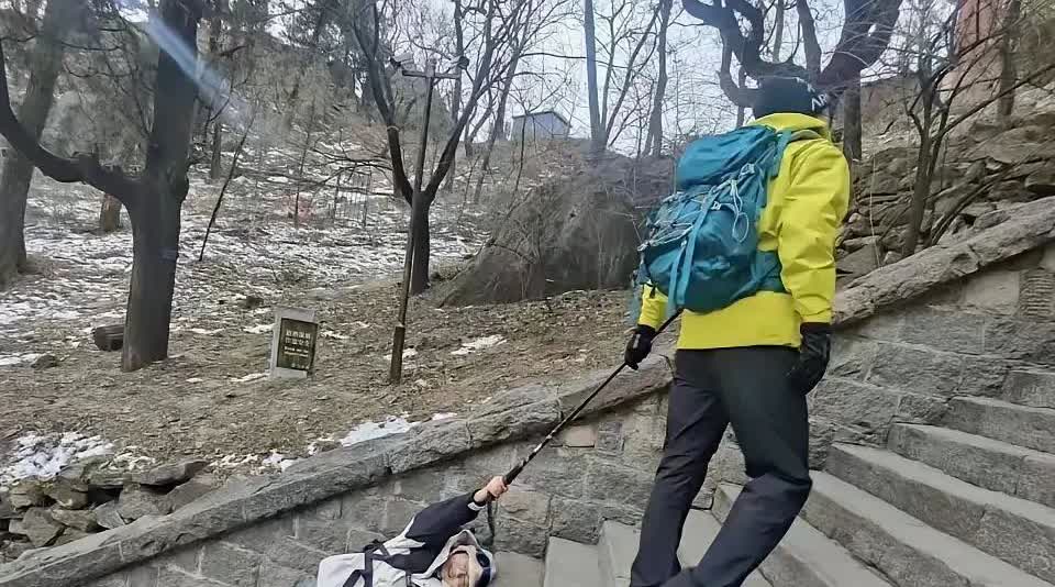 第一次听说还有“陪爬”这个职业。一位女游客在泰山花600元雇了一个男性“陪爬”，