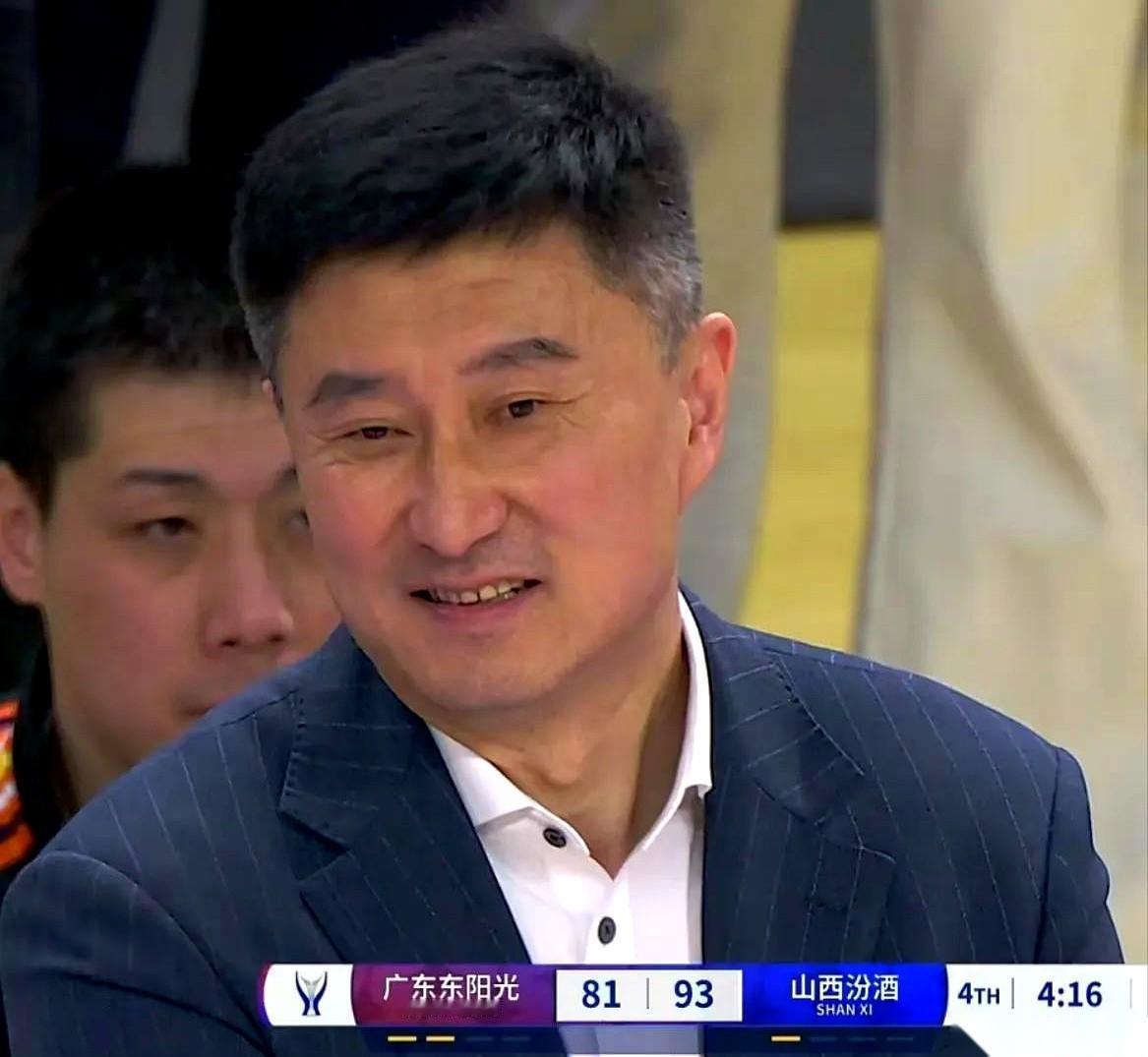 杜锋笑了。在球队大比分落后，被人摁在地上摩擦的时候，他居然笑了。那不是战术大