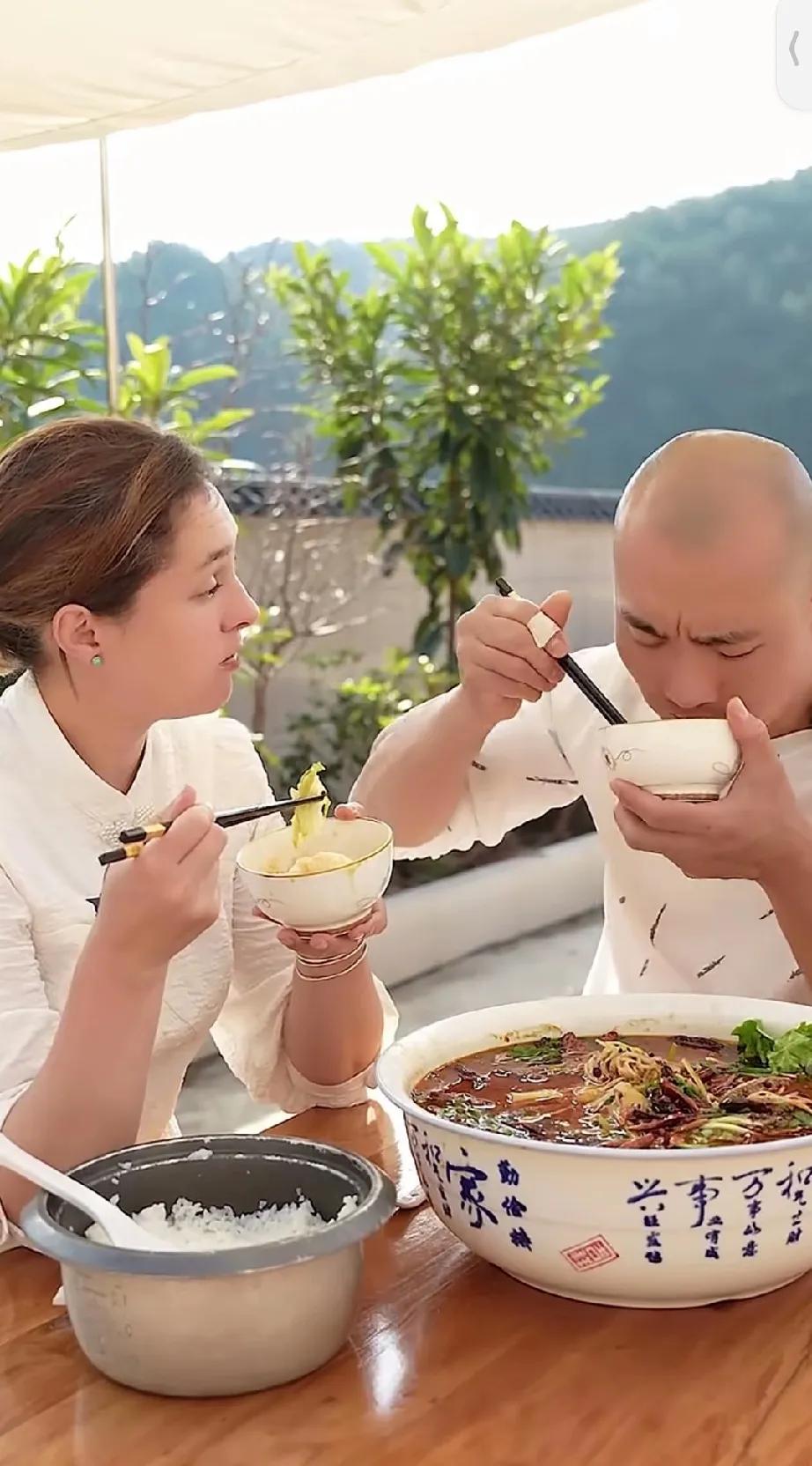 不知大家发现没有：奇娜虽然很会做各种美食，也味道很好，色香味俱全，每天变着花样做