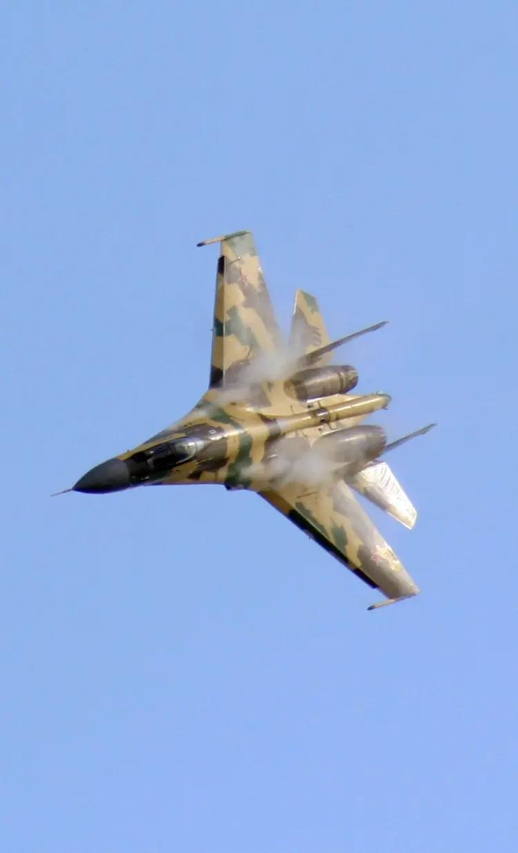 近日俄罗斯空军又收到一批苏-35战斗机，进一步增强了空军实力，已经有100多架苏