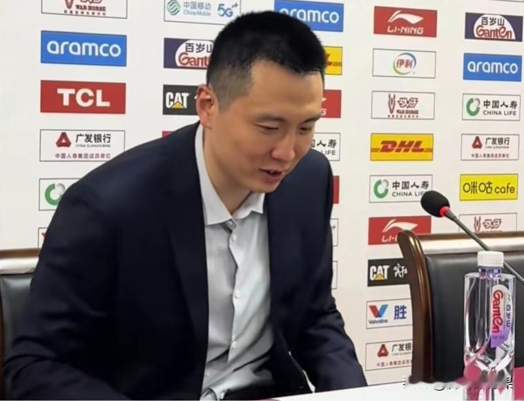 上海客场97:105不敌同曦，听听主教练卢伟赛后如何“甩锅”:卢伟:首先恭喜