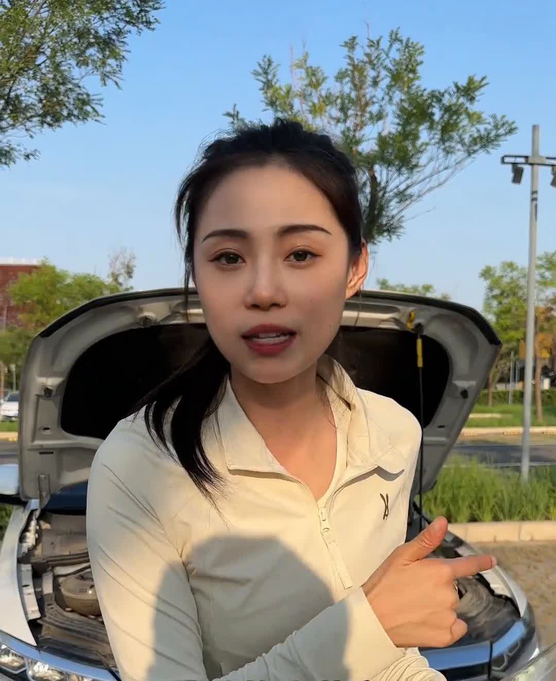 你过来看，看到没有？这台车打着火之后特别的抖，我把车开到了那边的修理厂，他们都没