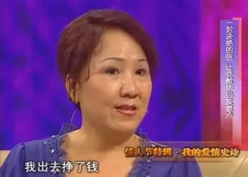 1972年，泥瓦匠张复生迎娶了女知青乔献华。新婚夜，他发现妻子的腰很粗，面对他的