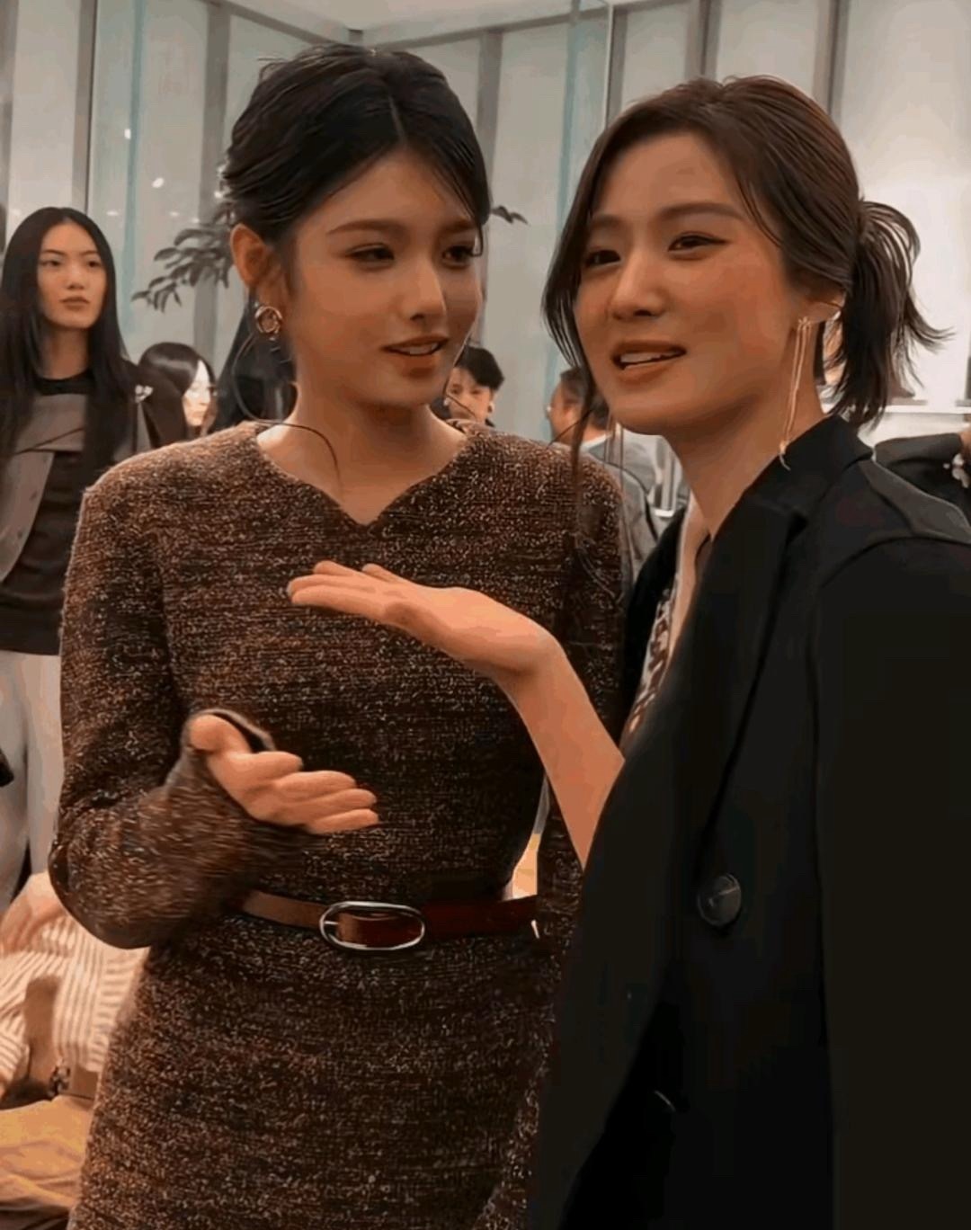 05后女演员艾米好青春漂亮，和卢昱晓同框显得卢昱晓有点成熟了！