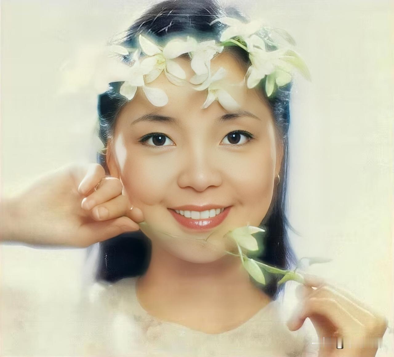 1982年挂历上的邓丽君、黄杏秀、赵雅芝、郑文雅、陈美龄最后一位女星是谁呢？