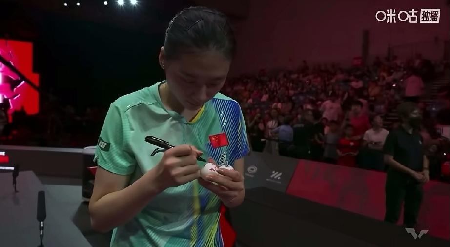 陈熠赢了陈幸同比赛后，现场签名小白球，扔给观众，但是观众席没有观众互动，竟然还有