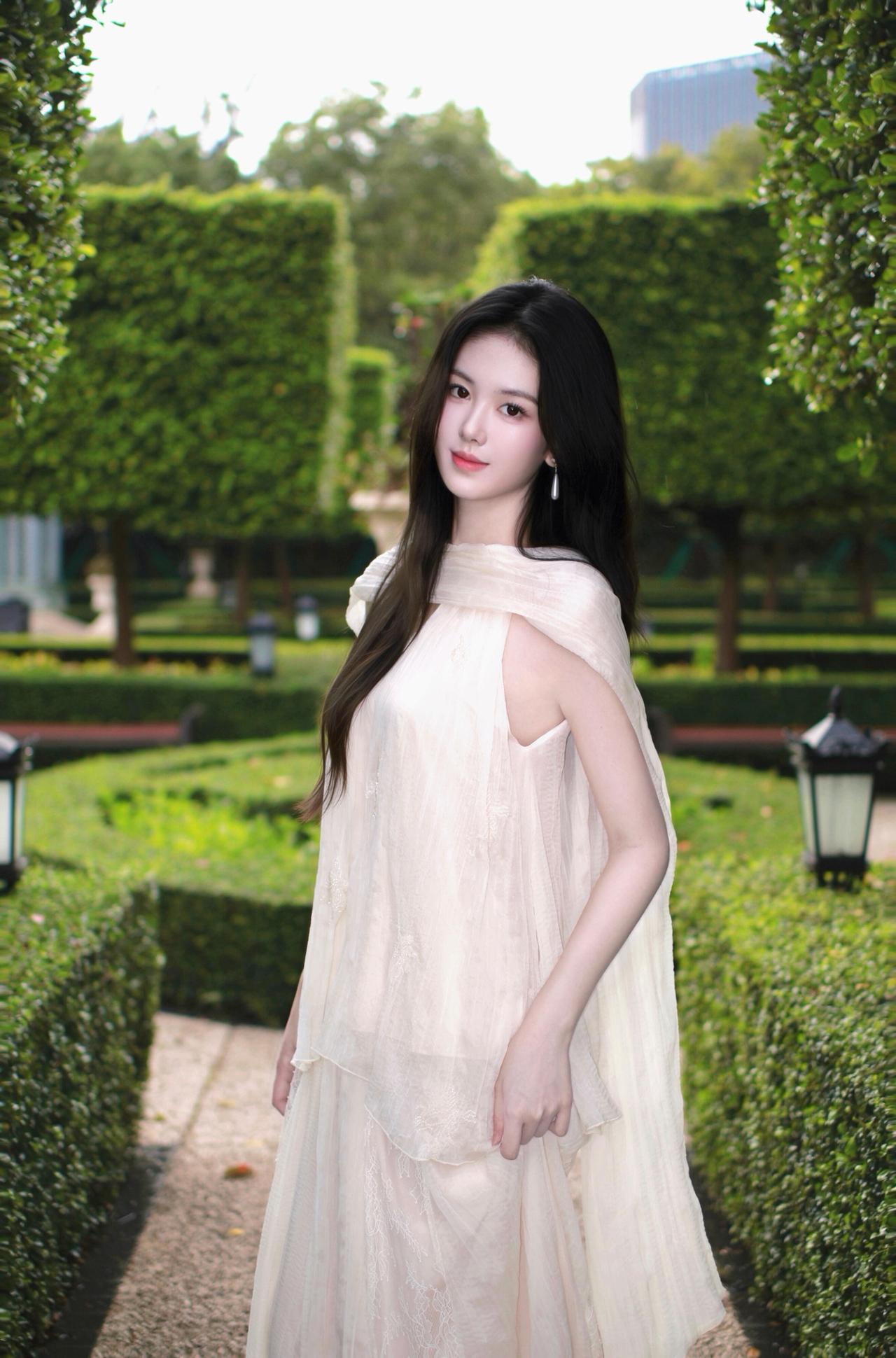 优雅漫步在绿意盎然的花园中