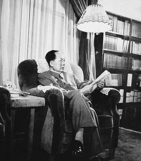 武则天为何要立无字碑？千百年来众说纷纭，主席一语道破天机。乾陵前那块巍峨的无