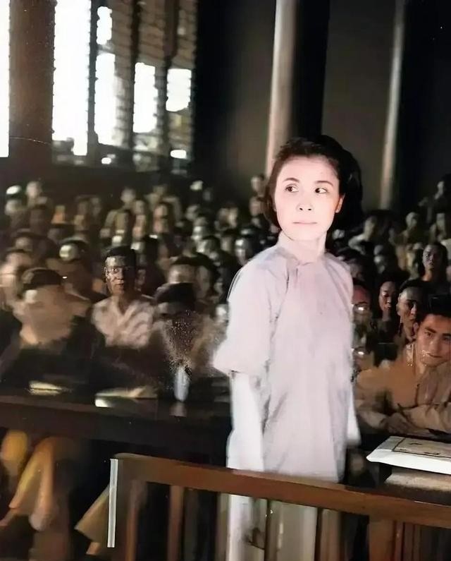 1946年的南京，大汉奸陈公博情妇莫国康被日本人遣送回国，接受公审。从现场照片看