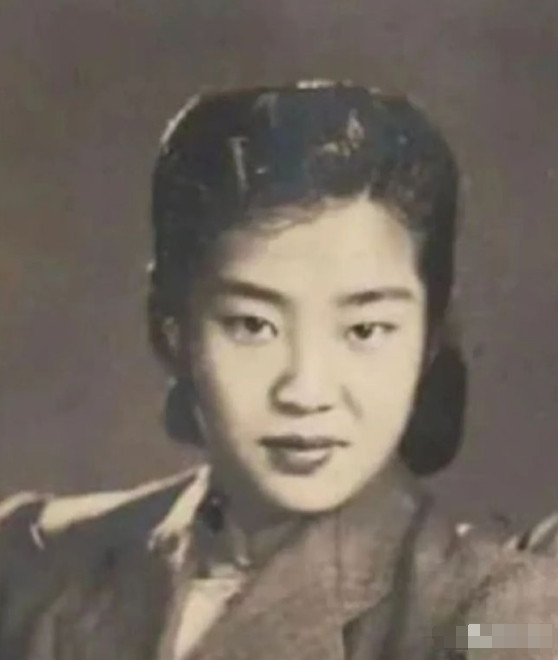 目睹丈夫阵亡，她悲愤交加，为了不让丈夫的遗体落入敌手，她端起机枪，对着冲上来的鬼