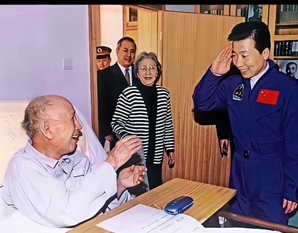 2004年元宵节，刚刚完成神舟五号飞天任务的杨利伟，身着航天制服登门看望钱学森先