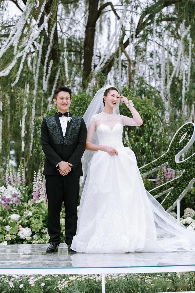 惠若琪，192身高，这块头要配上的男人也不多。她与老公合影，如穿高跟鞋，他俩身高