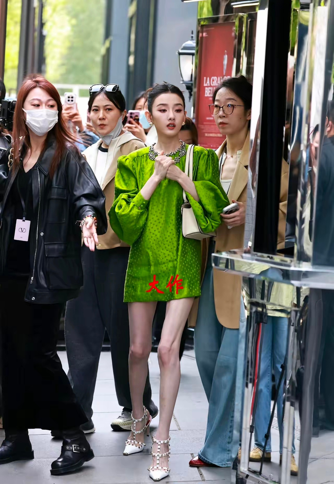 都瘦成这样了，还穿短裙出镜，这不是明摆着吓人吗？