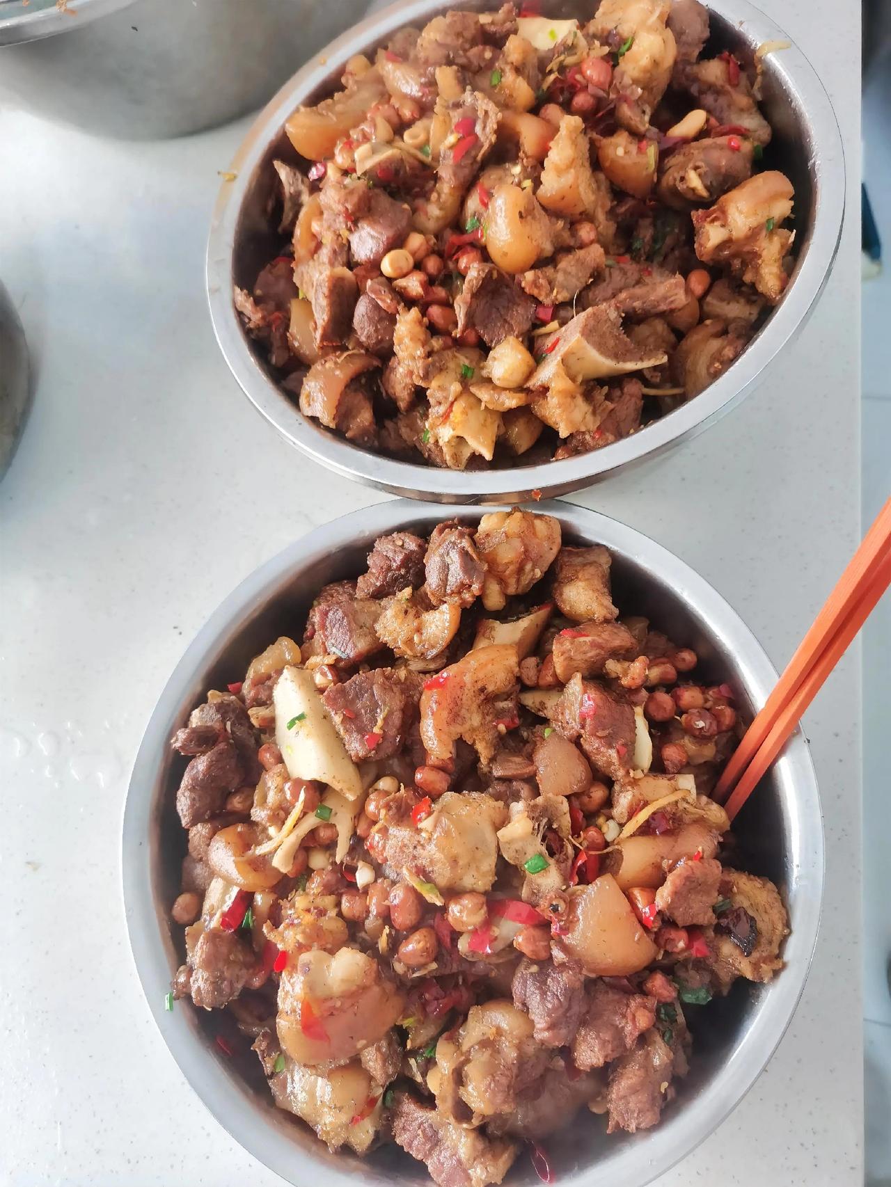 今日食堂菜谱：红烧猪脚素炒莴笋炒菜花。我这一生怎么越活越回去了，年轻时为