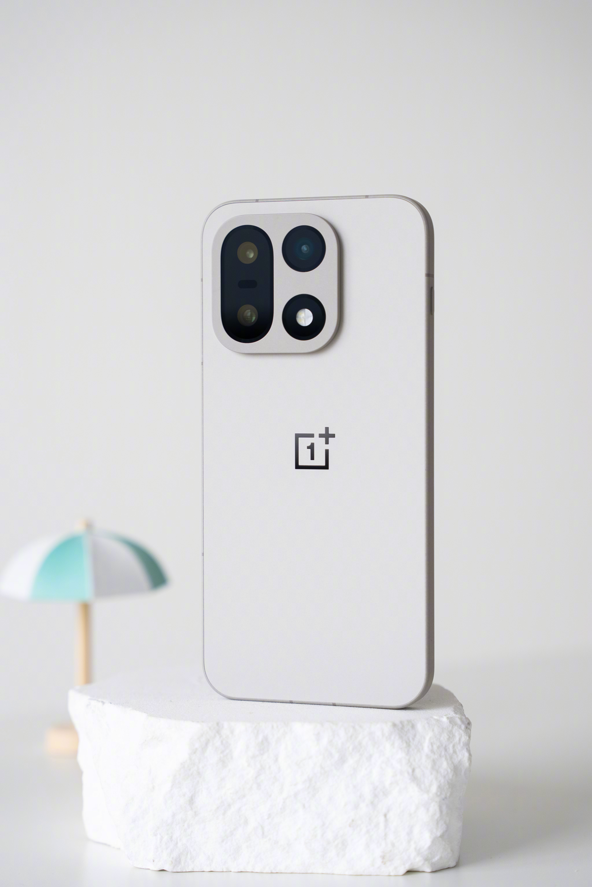 一加15现身，这次朝着游戏党天选配置去了✨几个“第一次”，无论对一加自己来说