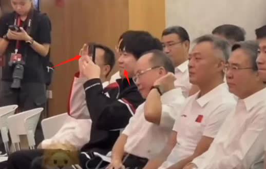 我就想问问王楚钦你举着这个手机到底是在干什么啊，你这不光是举着手机，就在你把