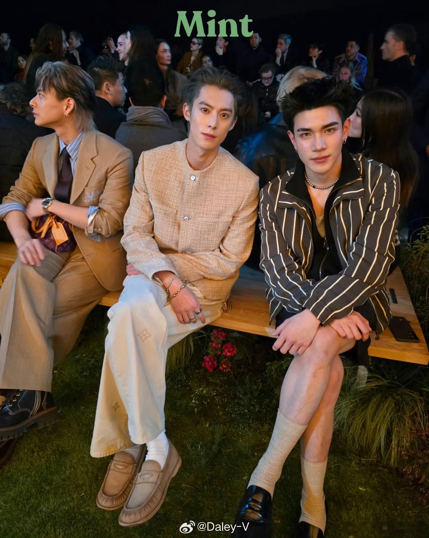 王鹤棣和泰国男星合照，95生太成熟了