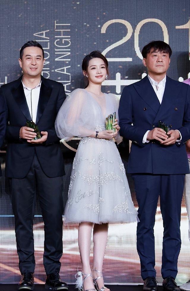 2018年，李沁与张嘉益、何冰一起参加，在上海举行的第24届上海电视节时的画面。