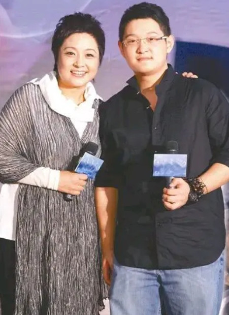 2005年，傅彪因癌症去世，留下200万债务。冯小刚二话不说掏出200万，张国立