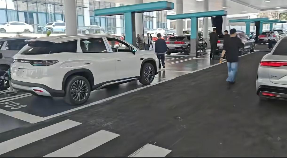 比亚迪汽车的用户真牛，一点也不给比亚迪面子，啥话都敢说。话说自从比亚迪兆瓦闪充技