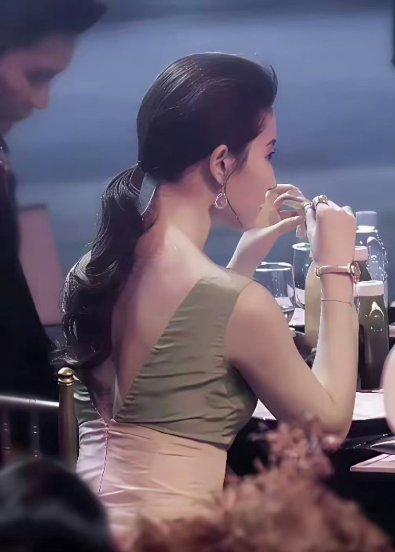 刘亦菲是怎么做到颅顶那么多头发的？好优越的头骨…