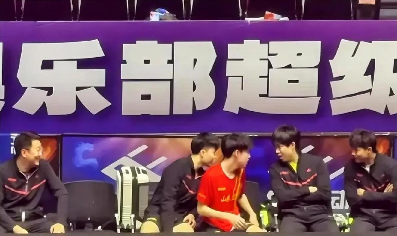 王楚钦:他们喊的啥？黄油:啊？林昀儒:周启豪，满电！集体哈哈哈……今天这