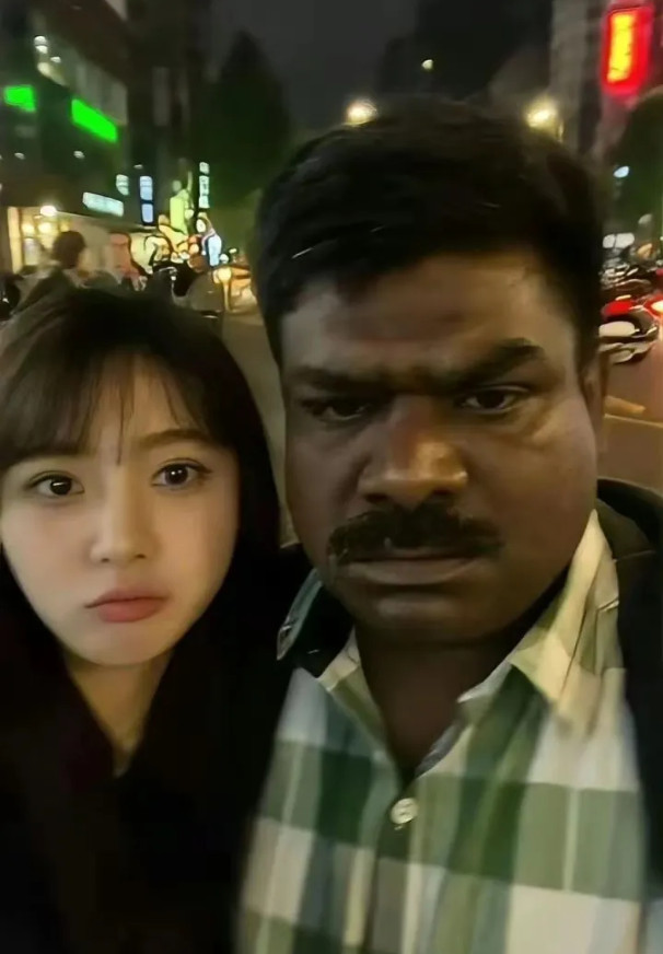 这年头，一些人的口味真难懂！女的长得也算眉清目秀吧，结果找了个黑人大叔？这审
