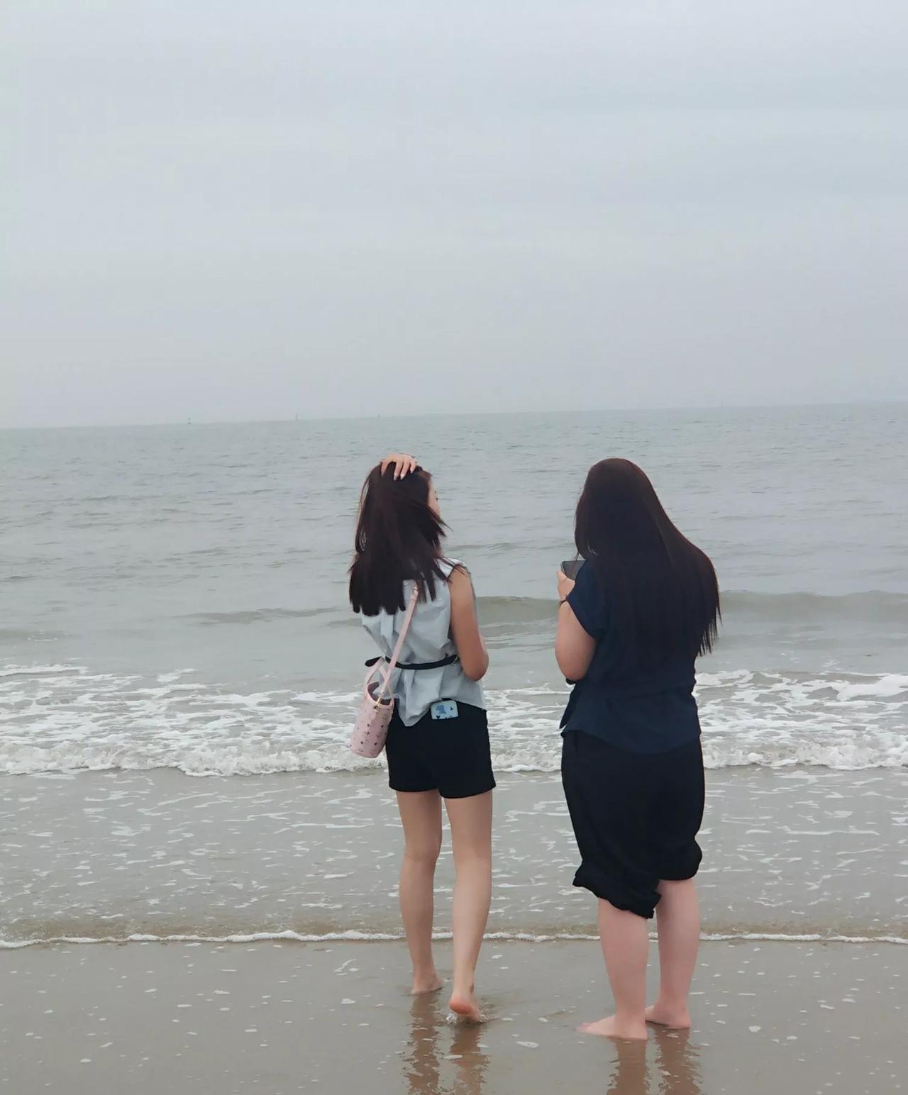雨中感受大海的浪漫。炎炎夏日，来到秦皇岛海滩。冒着丝丝细雨，乘船，嬉戏，感受