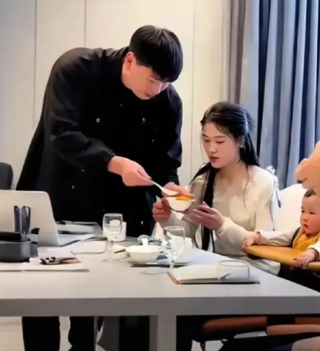 大衣哥朱之文的儿子朱小伟，一家三口正在吃饭，这个媳妇深得老朱家喜欢。朱之文