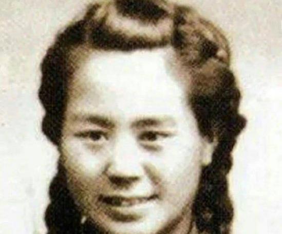 1946年，五百多名骄纵轻狂的骑匪，一路怪叫着冲向了内蒙自卫军11支队，支队女政