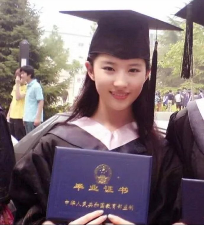 毋庸置疑神仙姐姐北电时期完全校花级别，采访早期讲话糯糯的，甚至那时候就做挑染了，