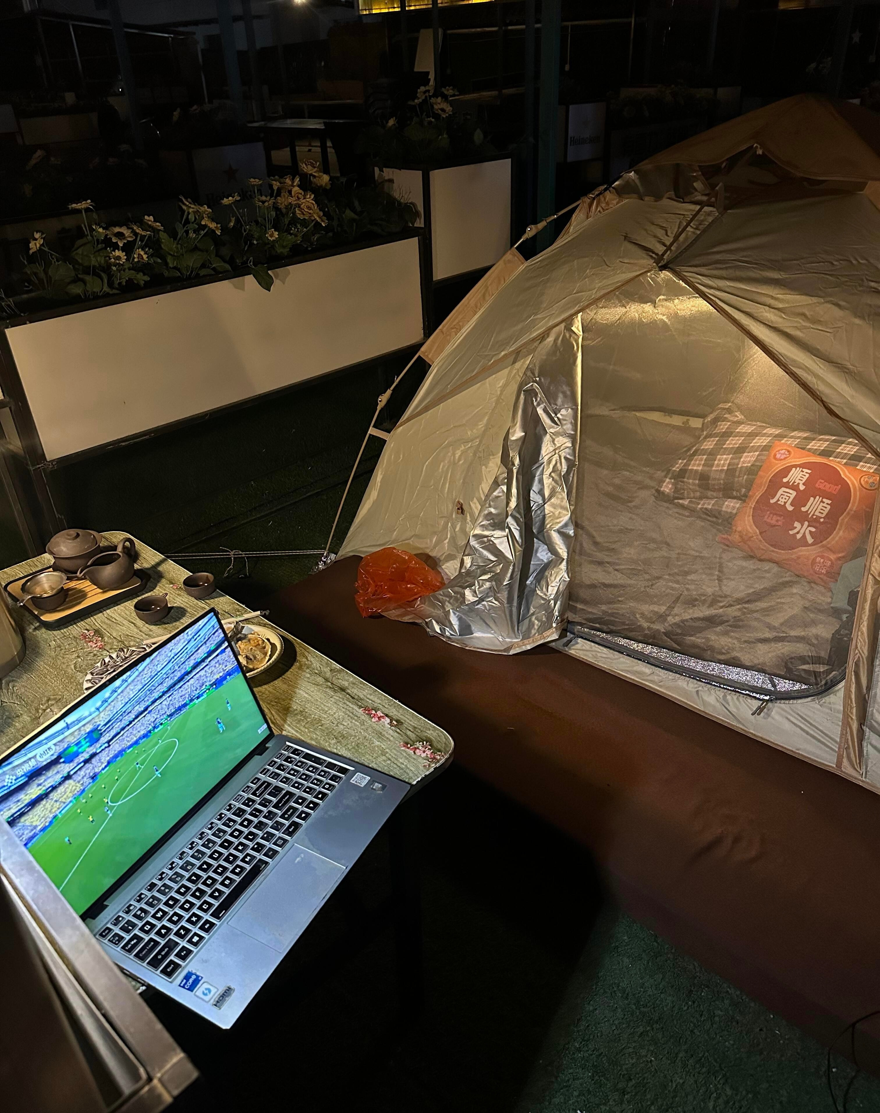 兰州网友深夜户外露营看世界杯为了不吵到女朋友睡觉，被赶出家门看凌晨三点的比赛，