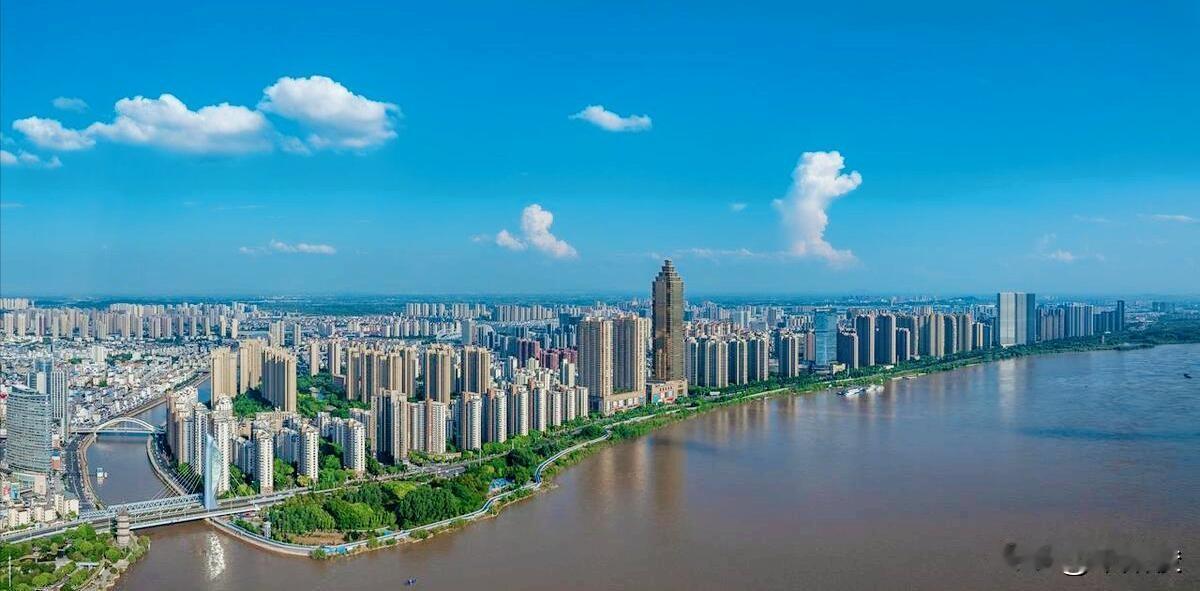 芜湖滨江公园（镜湖区段）地处长江南岸，是国家AAA级景区、国家级水利风景区，全长