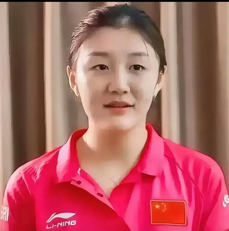 国乒一姐陈梦这回藏不住了！已经三十岁的她，事业上要啥有啥，金牌和名校文凭都握在手