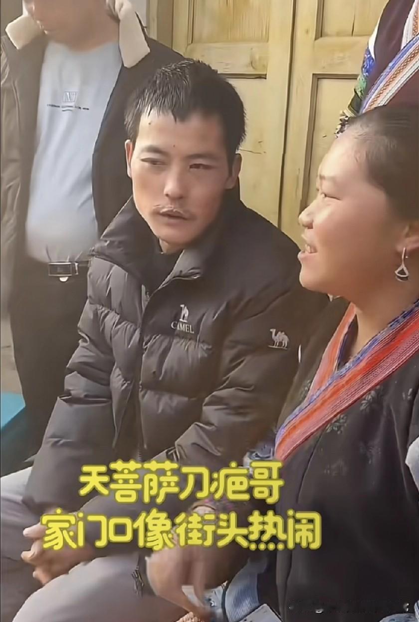 刀疤哥一句“活30年家里没这么闹过”他站在自家门口，看着挤得满满当当的人—