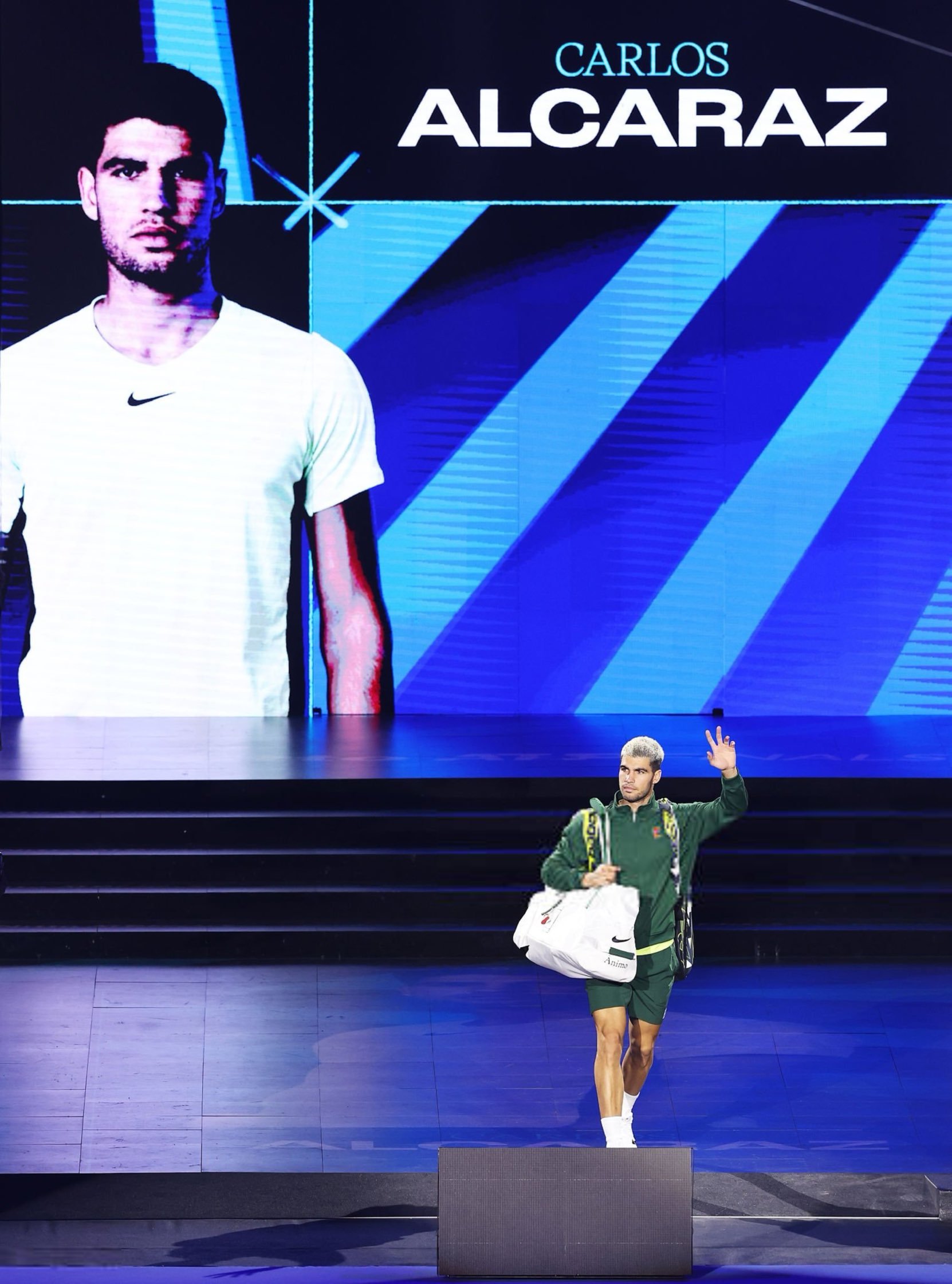 ATP年终总决赛小组赛，阿尔卡拉斯顶住了先丢一盘且次盘初段连续面对破发点的危机，