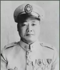 何绍周原是何应钦的侄子，后来成为其过房儿子。何绍周没有何应钦那样的能力，可是在鲁