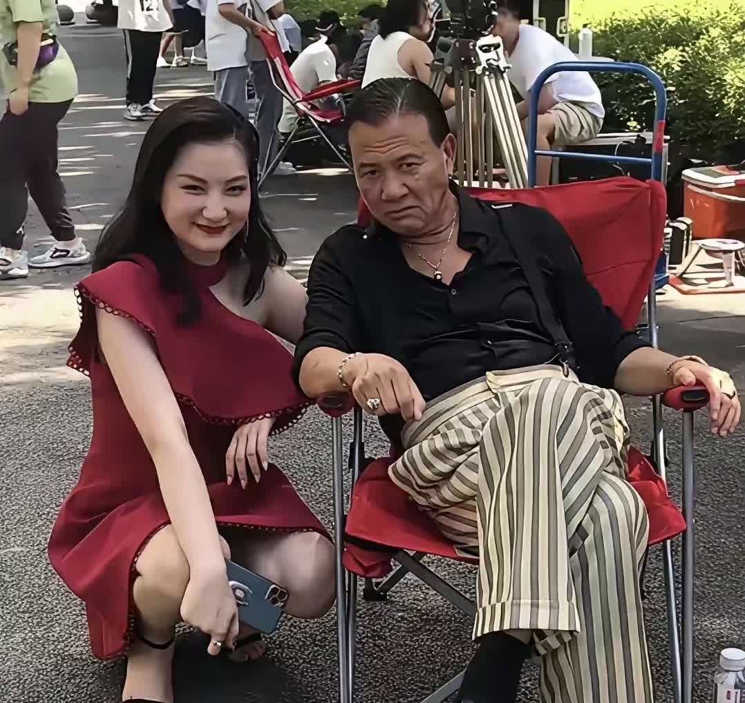 他一脸的凶相，真的是相由心生，老了之后没有之前年轻时候的帅气影子了，60多岁了也