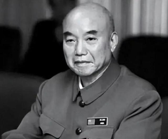 1939年，萧克不顾反对处决一司令员，不料宋时轮、邓华相继弃他而去。说起萧克，就