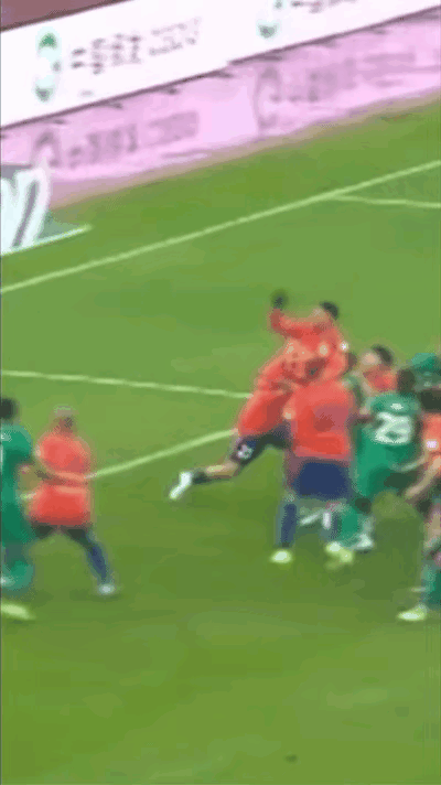 怎么看都是打在高准翼的头上。买买提江看不见手球情有可原，但视频裁判唐顺齐也没有任