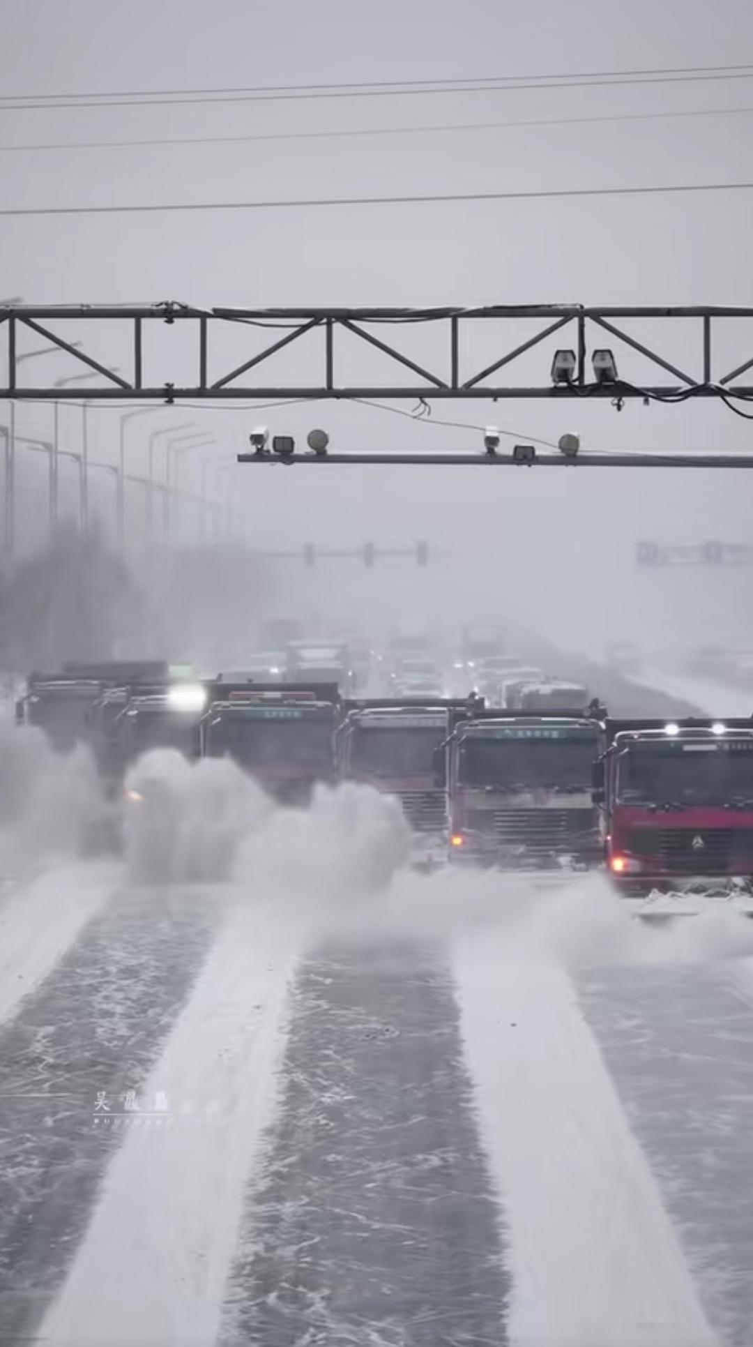 东北清雪，是硬核的“速度与激情”暴雪锁路的东北高速上，清雪车队排成长龙向前