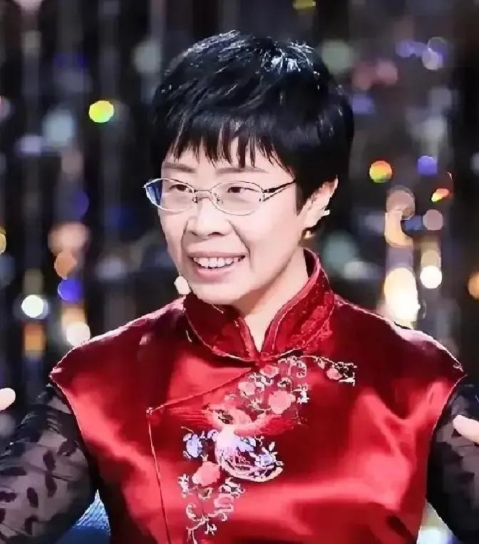 你敢信吗？前阵子还在诗词大会上温温柔柔讲唐诗宋词的蒙曼，就因为聊了几句清朝，直接