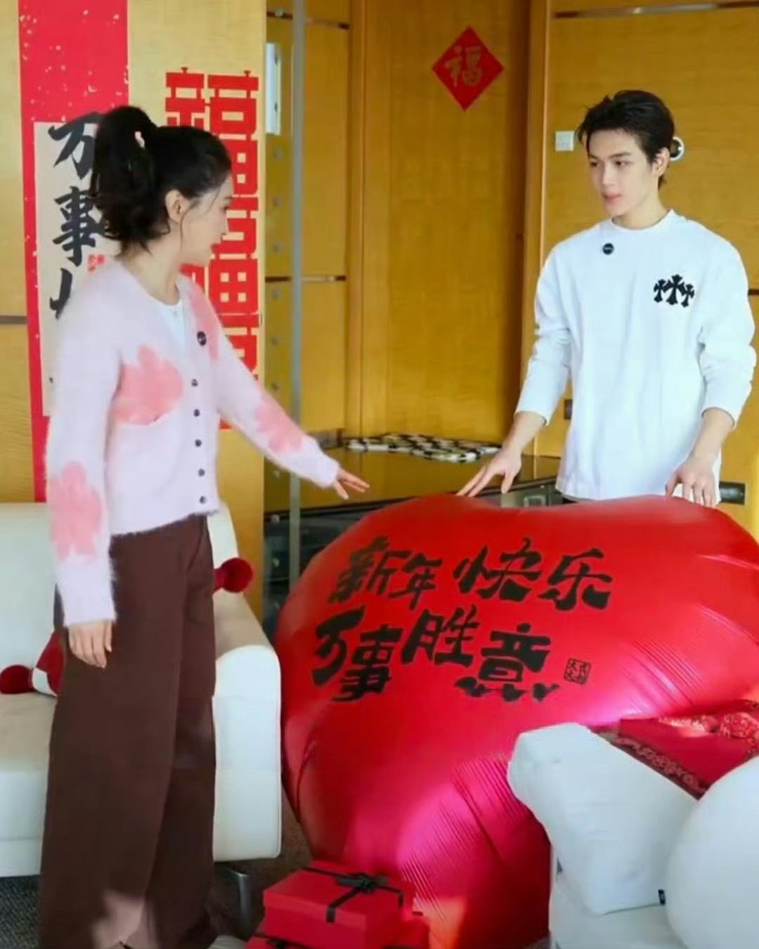 王艳19岁儿子星味王艳与儿子合拍，19岁球球完美蜕变又高又帅，王艳当年也是女神级