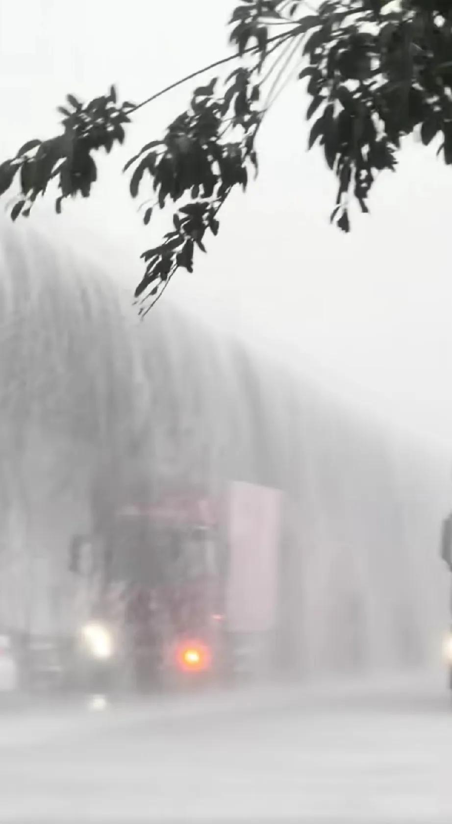坐标广州不是在下雨，是瀑布在散步